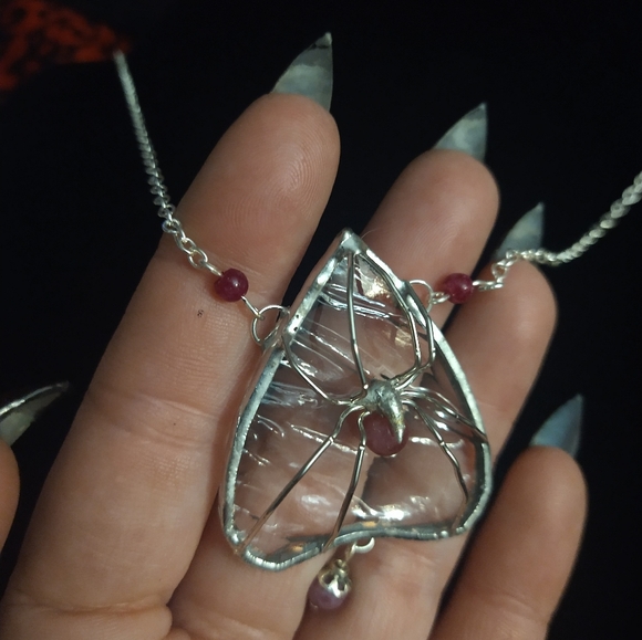 Stained glass Ruby spider planchette necklace - Picture 3 of 4